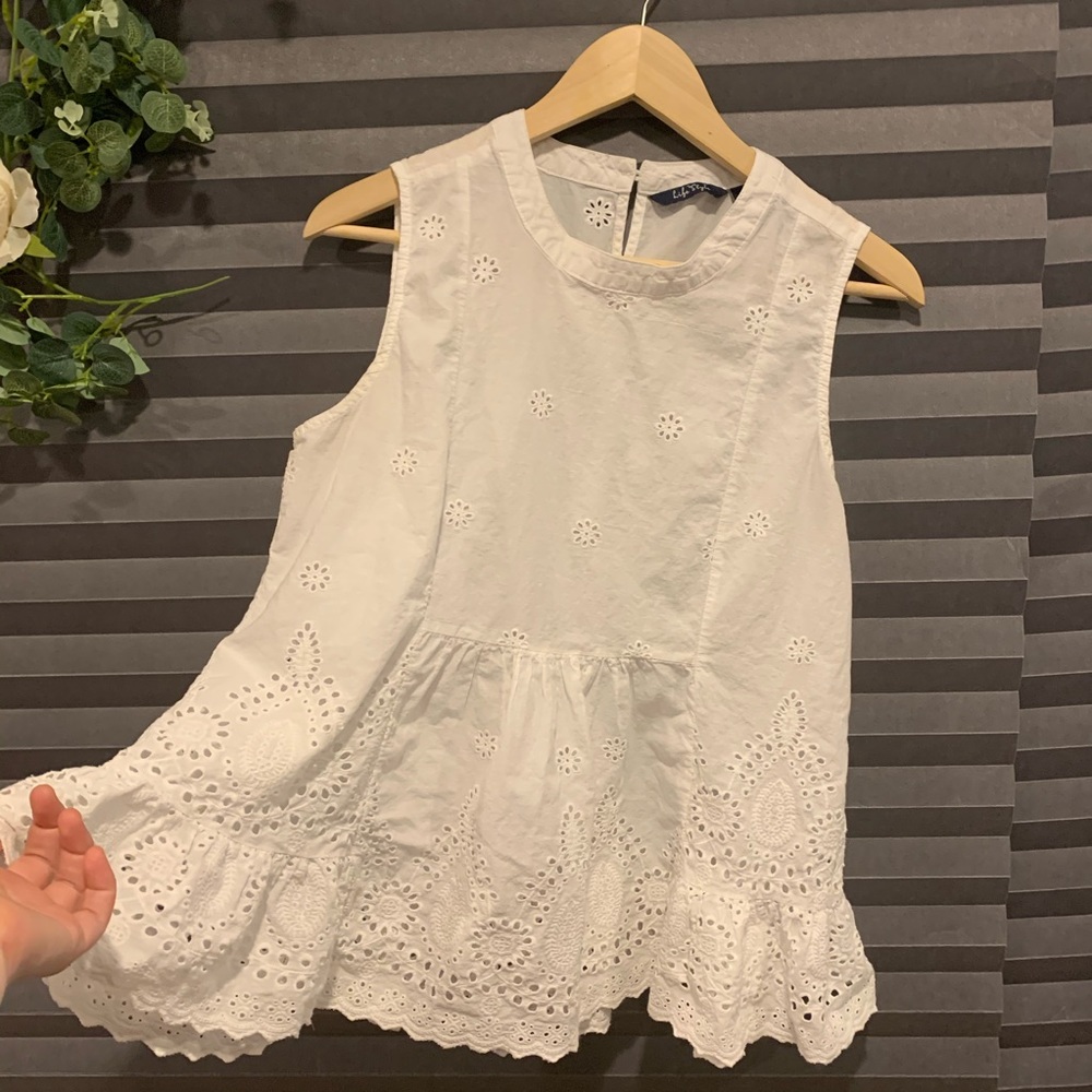 White eyelet embroidered sleeveless top - Picture 2 of 6